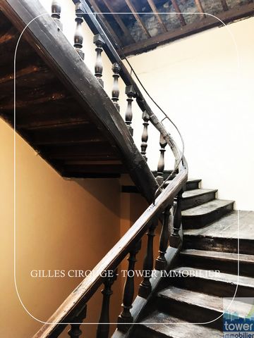 Au carrefour entre Lorient, Auray, Quimperlé, Hennebont est une ville en plein développement résidentiel. Située dans la vieille ville, cette maison du 17ème siècle est située à proximité de toutes les facilités. Au premier étage d'un escalier en boi...