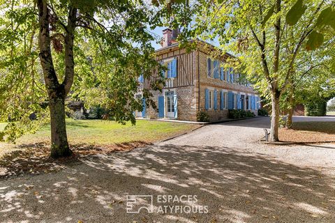 It was in the fifteenth century that this mansion was erected a few kilometres from Toulouse. With a surface area of approximately 475m2, it benefits from numerous outbuildings on a wooded plot of 3.45 hectares. An imposing gate leads to the wooded d...