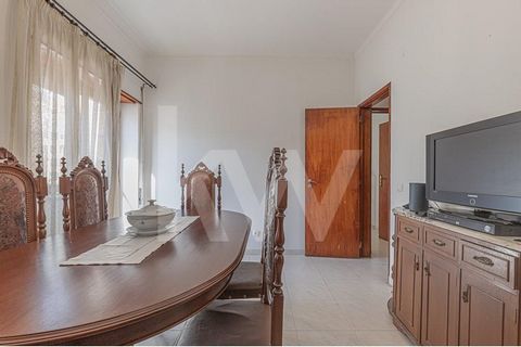 3 Bedroom apartment in Paivas Apartment located on the second floor of a 1977 slab building, in good condition, with 3 floors for housing. Situated in one of the few squares of Paivas - Amora, adjacent to the Urban Park, this apartment allows you to ...
