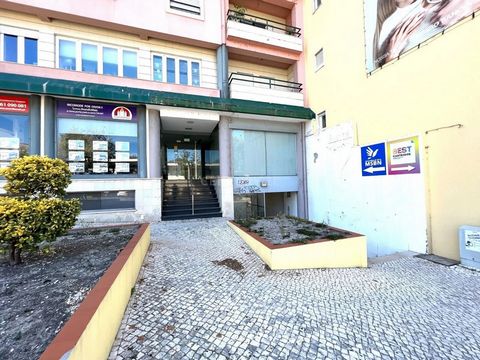 Shop for sale in Torres Vedras, well located in a thoroughfare area.