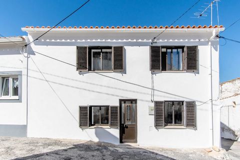 Townhouse of 2 floors, with 3 bedrooms and 2 bathrooms, in excellent exterior and interior condition, ready to live in Paderne, in Quinta da Palma. This villa, built before 1951 and totally renovated, consists of: On the ground floor, we find a spaci...
