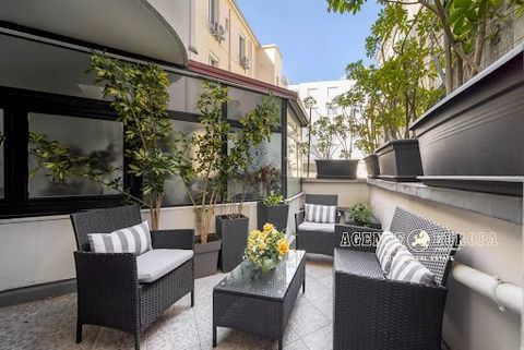 In the middle of Rue d'Antibes, just 2 minutes walk from La Croisette and its private beaches, very nice apartment, ideally located in the town centre. This large 2-Bedroom apartment of 85sqm opens onto a small, very pleasant quiet terrace. Prime loc...
