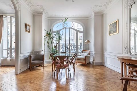 This 127.65 sqm apartment covers the third floor of an elegant late 19th-century building with an elevator located in a quiet street close to the lively Saint-Dominique district. It comprises an entrance gallery leading to two spacious reception room...