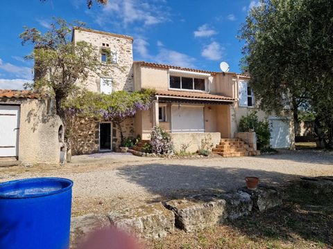 Hérault, 34800 Peret, 9 km from Clermont l'Hérault, in a quiet area, I offer you a renovated character house on about 1170 m2 of land, wooded and enclosed plus about 3330 m2 of adjoining agricultural land. Facing south with a magnificent view of the ...