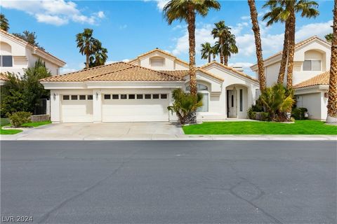 Beautiful 1 STORY home IN DESERT SHORES ! Sought after community with 2588 SQUARE FEET, 4 BEDROOMS + FAMILY ROOM +OPEN FLOORPLAN! SKYLIGHTS! VAULTED CEILINGS! 3 FIREPLACES, 2.5 BATHROOMS! LAUNDRY ROOM! WET BAR! 3 CAR GARAGE ! BEAUTIFUL MASTER BEDROOM...