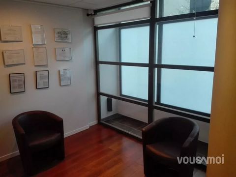 VOUSAMOI presents you with a unique opportunity: a dental practice for sale due to an imminent retirement. This 220 m² studio is ideally located in the heart of Valencia city centre. Equipped with three treatment rooms, this practice offers a spaciou...