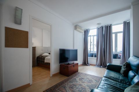 Acogedor piso totalmente amueblado y equipado en el centro de Barcelona. El apartamento se distribuye en 2 habitaciones dobles, amplio salón, cocina y un baño.