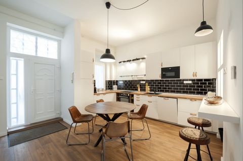 Modern, luxury flat available bordering the green heart of Budapest, in the 7th district. 2 minutes’ walk from the park (Városliget), 5-10 minutes’ walk from metro 1 and many buses and trolley buses available in close proximity. Short walk from Andrá...