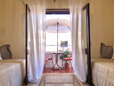Boho chic 1 bedroom apartment in the center of Santa Cruz. Close to the best shops, restaurants and cafes. Formosa beach is a 5-minute walk away. Within walking distance access to all the central beaches of Santa Cruz. 41km from Óbidos Castle and 60k...