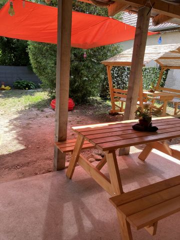 The holiday home is located in the center of Badacsonytomaj-Badacsonyörs, near the bus and train station. Comfort is provided by air-conditioned rooms, TV, washing machine, coffee maker, microwave, kettle, stove with oven, and dishwasher. The propert...