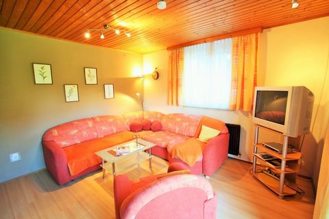 Este gran apartamento de vacaciones para un máximo de 4 personas se encuentra en una casa de vacaciones junto al bosque, directamente en la pequeña ciudad de Liebetig en Carintia, cerca de Feldkirchen, el lago Ossiacher y la estación de esquí de Gerl...