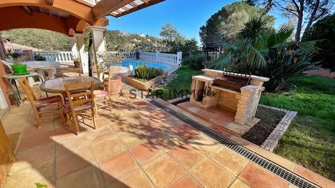 In a secure domain, charming villa with swimming pool built on flat land of 900m2 including: entrance, living room, separate kitchen, three bedrooms, bathroom, toilet, numerous terraces, pétanque court, garage, air conditioning, fireplace, south expo...