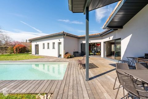 Modern family home in the Beaujolais region.A privileged setting for this single-storey 215 m2 modern house built in 2013, which will delight you with its spaciousness, contemporary style, abundant natural light, practicality and top-of-the-range fea...