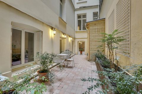 Parijs 16e familie duplex appartement met prachtig privéterras, aan de Avenue Foch, een zeer gewild adresDit charmante appartement met een patio/terras van 28m2 is gelegen op het tuinniveau van een high-end Haussmann-gebouw aan de prestigieuze Avenue...