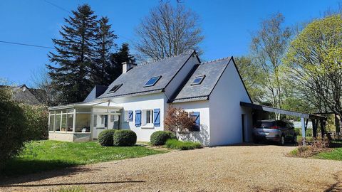 Located in Ploemel (56400), this charming house benefits from a pleasant environment in the heart of the town. Shops and schools on foot. Outside, the property extends over land of almost 2200 m². It offers a veranda facing south, and a terrace to th...