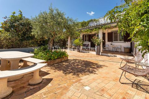 Traditional semi detached Algarvian Quinta that has been completely refurbished in 2016 in a privileged location south of the N125 and on the doorstep of the Ria Formosa Park. In the countryside on a beautiful arable plot, the house is still walking ...