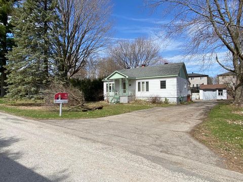 Possibility of subdividing the lot into two lots; 4404 sq. ft. and 4490 sq. ft. It is possible to build a bungalow or cottage, either single-family or two-family (see town planning). A 1950 property in need of several renovations is on the lot. A rar...