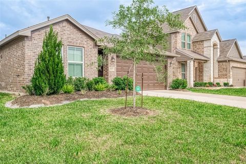 This gorgeous Lake Ridge Builders home in the desirable community of Huntington Place is a must-see! Nestled on a spacious lot, this property boasts a premium elevation, tile flooring, and a fireplace with a cast stone surround in the living room. Eq...