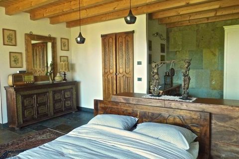 Finca Cascina Borchina offers four romantic and elegant accommodations, for only a few guests: an entire house (finca) on two floors, an apartment with a bedroom (brine), two one -room apartments (violetta and falco). The double apartment 