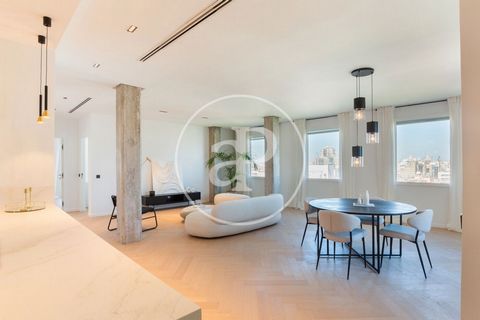 Appartement meublée de 163 m2 avec vues dans la région de Pla del remei, Valencia.La propriété dispose de 2 chambres, 2 salles de bain, climatisation, armoires intégrées, buanderie, balcon, chauffage et concierge. Ref. VV2404040 Features: - Lift - Ai...