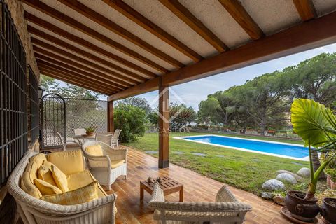 Lucas Fox presents this Mediterranean style house built in 1979 with 573 m² built on a 1784 m² plot . The house was carefully built with the best materials of the time and has been updated over the years. Therefore, it is in perfect condition. The lo...