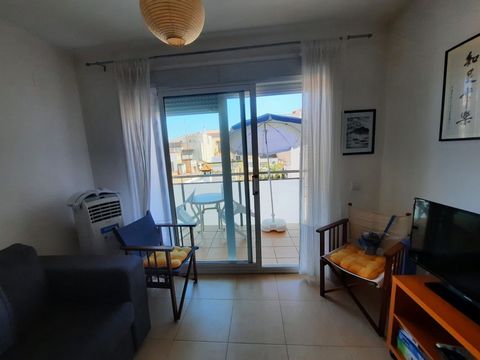 Nice apartment with TOURIST LICENSE located in l'Ampolla!! It is very well located, just a few meters from the marina, the beach and the shops. It has a large private terrace of 30m2 and a balcony of 5m2. With all the amenities you need, this apartme...