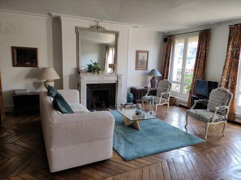 Apartment located in the heart of Paris (Beaubourg district), quiet and very bright for 4 people. Possibility of booking for 6/8 days and especially for the Paris Olympic Games. Price upon request depending on availability.