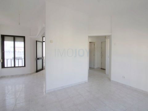 This flat consists of three bedrooms, a bathroom, living room, kitchen and a small closed sunroom. The flat needs some renovation, it is on a second floor with no lift but very well located. Located a few meters from Avenida 25 de Abril, close to the...
