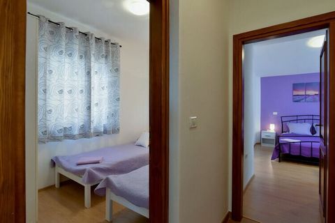 Villa avec piscine pour max. 6 personnes avec 2 chambres 2 salles de bains, à 5 km de la plage, à 8 km du centre de Pula.