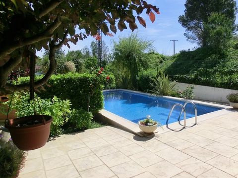 Chalet à vendre dans un quartier résidentiel de Figueres, très proche du village, dispose de 7 chambres et 4 salles de bains, grand garage, cheminée, A / C, piscine, jardin et vue sur la baie de Roses, a une superficie de 500 m2 situé sur un terrain ...