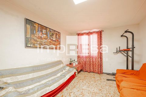 Floor-to-ceiling apartment, in Venice Castle In the Castello district, in an excellent position, very close to the main centers of the Castello district such as Via Garibaldi and Giardini, a charming 80sqm ground floor apartment is offered for sale. ...