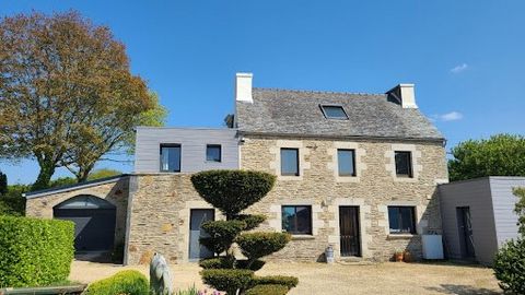 In need of a space of calm and well-being, discover this magnificent atypical landscaped estate of about 20,000 m2 located in the countryside, less than 15 minutes from the beautiful bay of Morlaix and its beaches. A large house with 5 bedrooms, 3 co...