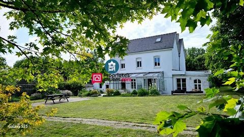Neufchâtel Centre: Discover this Superb Maison de Maitre with garden and 2 garages, It comprises: an entrance hall, a beautiful living room with marble wood fireplace, a fitted kitchen, linen room, and 3 offices, (single storey poss or gite) Upstairs...