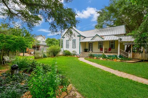 Escape to the tranquility of country living with this charming farm house nestled on 5.5 acres of unrestricted and picturesque land. This property offers the perfect blend of rustic charm and modern comfort. The ranch-style home was recently remodele...