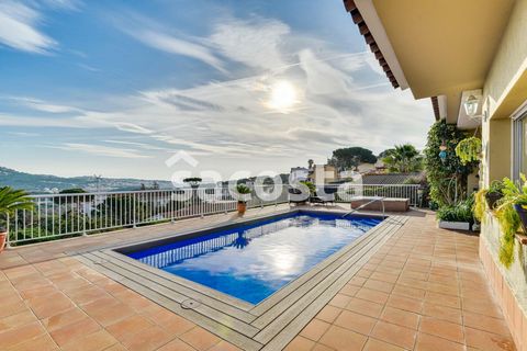 Welcome to this magnificent residence in the prestigious area of Condado del Jaruco in Lloret de Mar! With a built area of 268 square meters and a plot of 792 square meters, this impressive house offers an exclusive lifestyle just 2400 meters from th...
