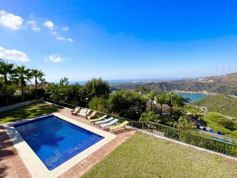 Stunning 6 Bedroom Villa with Heated Pool and Panoramic Views in Marbella Located just 10 minutes from Marbella's prestigious Golden Mile, Puente Romano and Puerto Banus, this extraordinary villa offers an exceptional living experience. With a heated...
