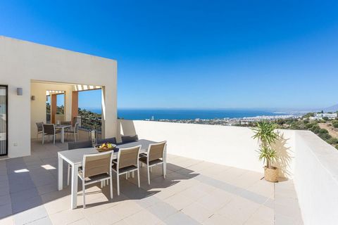 Indulge in the extraordinary with this amazing two-bedroom penthouse featuring a vast 100-square-meter terrace and breathtaking sea views overlooking the Mediterranean coast and Gibraltar. Nestled in the prestigious luxury residences of Samara in Alt...
