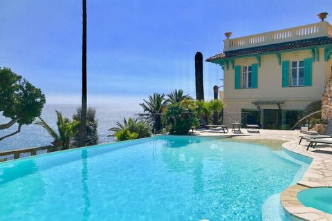 Theoule-sur-Mer, Villa Oneiro bietet eine perfekte romantische Atmosphäre und einen tollen Meerblick nach Cannes! Diese wunderschöne und luxuriöse Villa aus den 1920er Jahren bietet einen erstaunlichen Meerblick auf Cannes und die Insel Lérins, Saint...