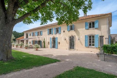 Exceptional Property - Magnificent 16th-century Stone Mas with Prestigious History In the heart of Saint Rémy de Provence, discover this sumptuous 16th-century stone mas, which was once the residence of Bertrand Denotredame, brother of Nostradamus. I...