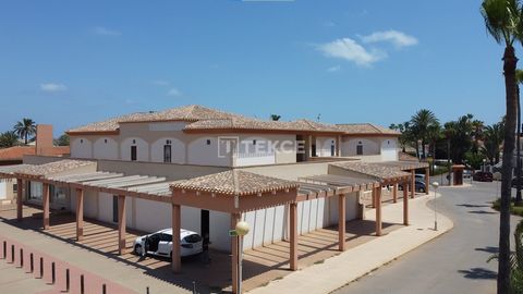 Nieruchomość Komercyjna w Cartagenie, Murcja, Oferująca 13 Indywidualnych Lokali Nieruchomość komercyjna znajduje się w Los Urrutias, miejscowości położonej niedaleko północno-wschodniego skraju rozległej gminy Cartagena. Jest blisko Los Alcázares, p...