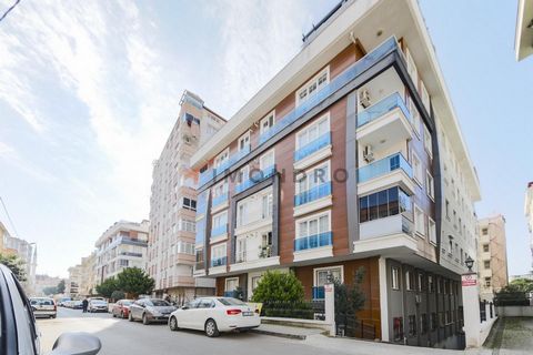 Die Eigentumswohnung befindet sich in Maltepe. Maltepe ist ein Stadtteil auf der asiatischen Seite von Istanbul. Er liegt an der Küste des Marmarameers und ist bekannt für seine schönen Strände. Der Stadtteil ist hauptsächlich Wohngebiet, aber es gib...