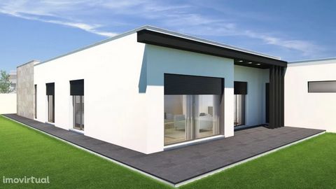 Azeitão / Brejos Single-piece town house under construction, on a plot of land with 360 m2. It is a t3 floor top with 120 m2 plus garage and laundry. PVC windows with double glazing oscilo stop. Electric blinds. Kitchen equipped with refrigerator, in...