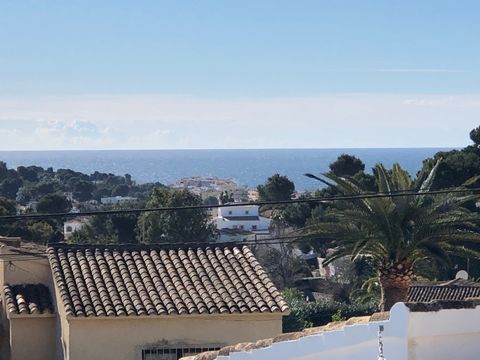 Villa for sale in Moraira, located on a small plot of 276 m2, with a slight slope, garden and with access from two streets, with beautiful panoramic views. Close to the small shopping center Tabaira . Just 5 minutes by car from the centre of Moraira ...