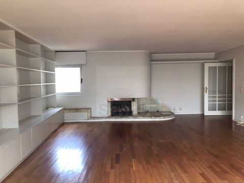 T3+1 in Marechal Saldanha. Gross private area: 140m2 and gross dependent area: 35m2. Orientation: south / west / north. Living room with fireplace and south-facing balcony. Kitchen, laundry room, in this area there is 1 bedroom with a complete bathro...
