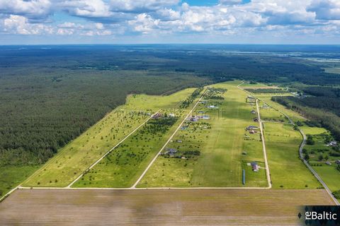 An exclusive offer for nature and aviation lovers looking for a very spacious and unique plot! Next to the forest, 50 to 100 acres land plots bordering a private runway are for sale to build a residential house and a hangar for an airplane! A unique ...