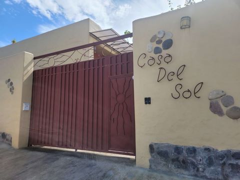 Cette propriété à Cotacachi est située dans Casa del Sol, à quelques minutes à pied du centre de Cotacachi. L’appartement est sur un étage et est situé au deuxième étage et dispose de : Suite principale avec walk-in et grande salle de bain avec baign...