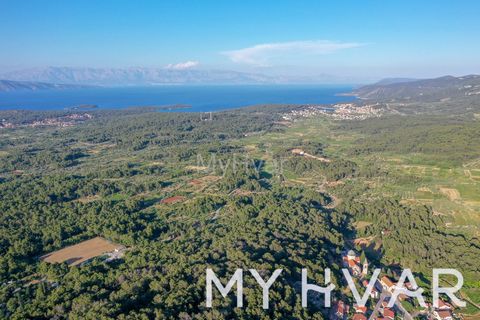 Esplora il potenziale di questo terreno edificabile di 4200 m² con un progetto esistente, situato sulla sommità dell'incantevole villaggio di Svirče. Arroccato in cima alla collina, lo rende un sito ideale per una o due ville. Con la fornitura di acq...