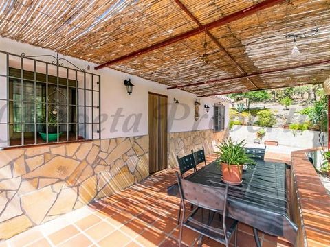 Charming and traditional villa located just 2 km. from the town of Cómpeta and 16 kilometers from the beach, which has wonderful views of the countryside. The interior of the house includes a bright living-dining room with a wood stove and air condit...