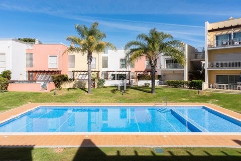 Located in Loulé. 1st floor with pool view without balcony. Free access to the pool for a relaxing swimming. Separate bedroom with double bed and air conditioning, equipped kitchen, large windows with large entrance of the sun light, one bathroom wit...