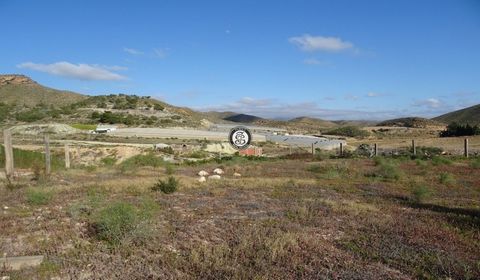 Parcela de terreno en lindero con preciosas vistas a la montaña y laderas, situada en las afueras del Puerto de Mazarrón. Este terreno sería ideal para alojar una caravana. El agua se puede conectar cerca, la red eléctrica sería más complicada.